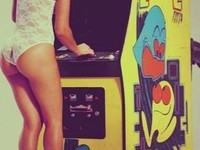 Девушка и аркадный автомат Pac Man
